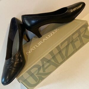 Naturalizer~Professional~Shiny Black Leather~Pump Heels~Almond Toe Shape~Size 9